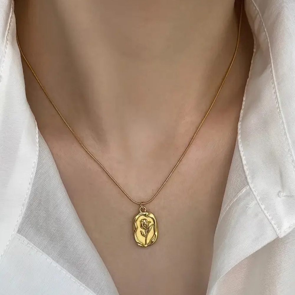 Tulip flower 18k gold plated pendant necklace. New.